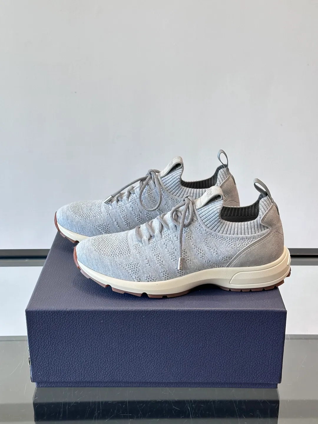 Men's Men's Shoes 💰p440 "Dior" B80 sneakers are a new product of Dior men's series, focusing on comfort and fashion. The upper is made of breathable mesh + fabric splicing, which is lightweight and fits the shape of the foot, making it super comfortable for daily wear. The sole is made of rubber, which has great grip and wear resistance, and is suitable for commuting or light sports. The overall style is simple, the gray tone is versatile, and the shoelaces are adjustable for a more stable fit. Designed by Kim Jones, it is both practical and trendy. It is one of the new hot items in early spring①. size: 39-45 (38.46 customized)